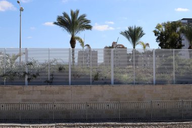 İsrail 'de Akdeniz kıyısındaki bir şehir parkında çit. 