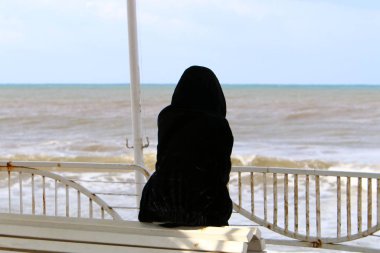 İsrail 'de Akdeniz kıyısındaki bir şehir parkında çit. 