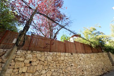 İsrail 'de Akdeniz kıyısındaki bir şehir parkında çit. 