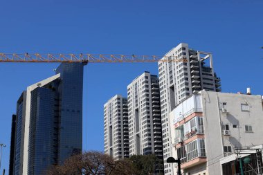 İsrail 'in Akdeniz kıyısında bir şehir olan Tel Aviv' in caddeleri boyunca yürü. 