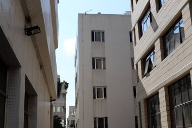 İsrail 'in Akdeniz kıyısında bir şehir olan Tel Aviv' in caddeleri boyunca yürü. 