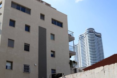 İsrail 'in Akdeniz kıyısında bir şehir olan Tel Aviv' in caddeleri boyunca yürü. 