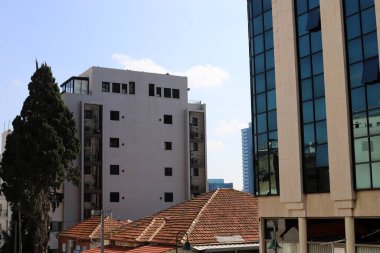 İsrail 'in Akdeniz kıyısında bir şehir olan Tel Aviv' in caddeleri boyunca yürü. 