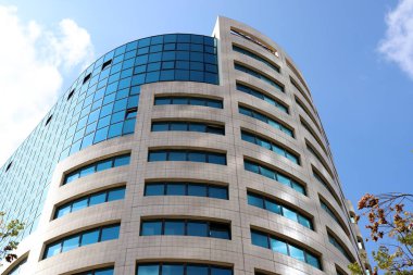 İsrail 'in Akdeniz kıyısında bir şehir olan Tel Aviv' in caddeleri boyunca yürü. 
