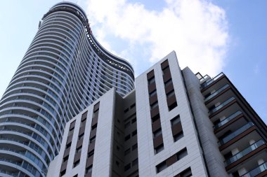 İsrail 'in Akdeniz kıyısında bir şehir olan Tel Aviv' in caddeleri boyunca yürü. 