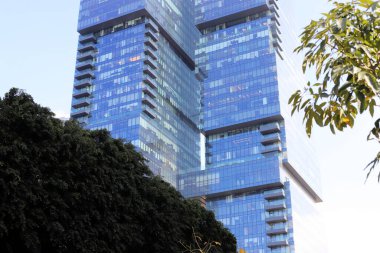 İsrail 'in Akdeniz kıyısında bir şehir olan Tel Aviv' in caddeleri boyunca yürü. 