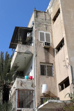 İsrail 'in Akdeniz kıyısında bir şehir olan Tel Aviv' in caddeleri boyunca yürü. 