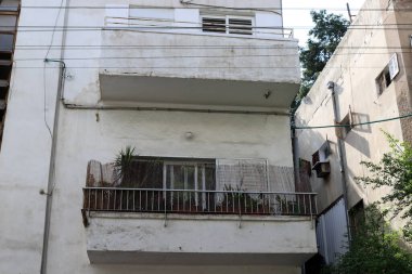 İsrail 'in Akdeniz kıyısında bir şehir olan Tel Aviv' in caddeleri boyunca yürü. 