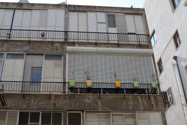 İsrail 'in Akdeniz kıyısında bir şehir olan Tel Aviv' in caddeleri boyunca yürü. 