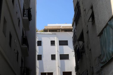 İsrail 'in Akdeniz kıyısında bir şehir olan Tel Aviv' in caddeleri boyunca yürü. 