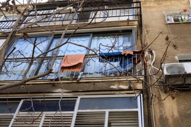 İsrail 'in Akdeniz kıyısında bir şehir olan Tel Aviv' in caddeleri boyunca yürü. 