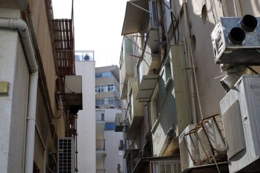 İsrail 'in Akdeniz kıyısında bir şehir olan Tel Aviv' in caddeleri boyunca yürü. 