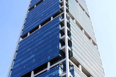 İsrail 'in Akdeniz kıyısında bir şehir olan Tel Aviv' in caddeleri boyunca yürü. 