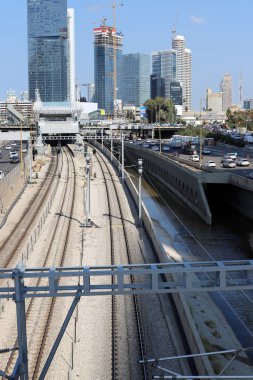 İsrail 'in Akdeniz kıyısında bir şehir olan Tel Aviv' in caddeleri boyunca yürü. 