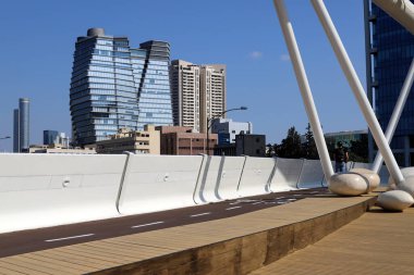 İsrail 'in Akdeniz kıyısında bir şehir olan Tel Aviv' in caddeleri boyunca yürü. 