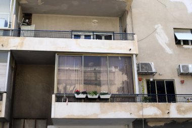 İsrail 'in Akdeniz kıyısında bir şehir olan Tel Aviv' in caddeleri boyunca yürü. 