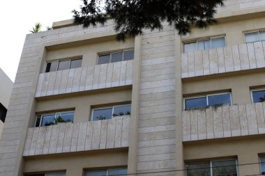 İsrail 'in Akdeniz kıyısında bir şehir olan Tel Aviv' in caddeleri boyunca yürü. 