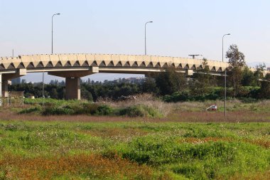 İsrail 'in kuzeyindeki Akdeniz kıyısındaki dağ köprüsü 