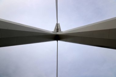 İsrail 'in kuzeyindeki Akdeniz kıyısındaki dağ köprüsü 
