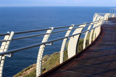 İsrail 'in kuzeyindeki Akdeniz kıyısındaki dağ köprüsü 