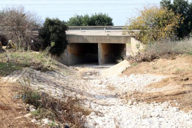 İsrail 'in kuzeyindeki Akdeniz kıyısındaki dağ köprüsü 