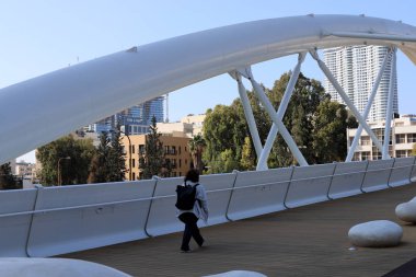 İsrail 'in kuzeyindeki Akdeniz kıyısındaki dağ köprüsü 