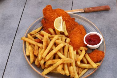 Aperatifler bir restoranda masanın üzerinde duruyor. 