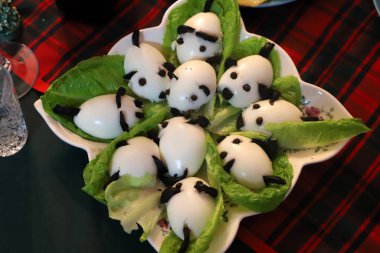 Aperatifler bir restoranda masanın üzerinde duruyor. 