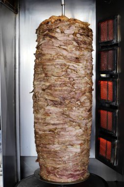 Aperatifler bir restoranda masanın üzerinde duruyor. 