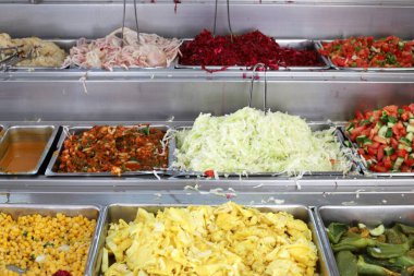 Aperatifler bir restoranda masanın üzerinde duruyor. 