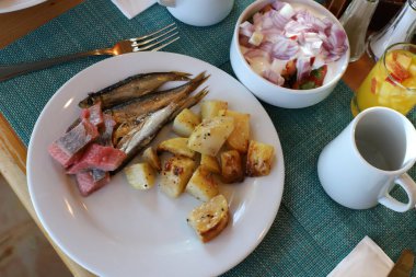 Aperatifler bir restoranda masanın üzerinde duruyor. 