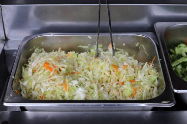 Aperatifler bir restoranda masanın üzerinde duruyor. 