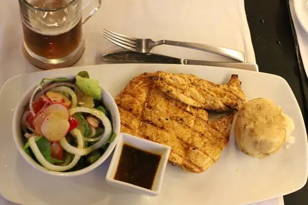 Apéritif Tient Sur Une Table Dans Restaurant — Photo