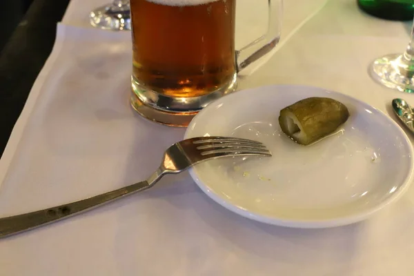 前菜はレストランのテーブルの上に立つ — ストック写真