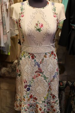 manken İsrail'de büyük bir mağaza duruyor 