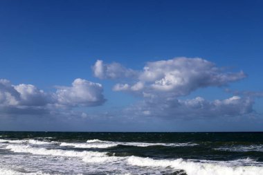 İsrail 'in kuzeyindeki Akdeniz kıyısında vahşi bir sahil. 
