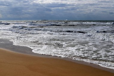 İsrail 'in kuzeyindeki Akdeniz kıyısında vahşi bir sahil. 