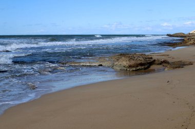 İsrail 'in kuzeyindeki Akdeniz kıyısında vahşi bir sahil. 