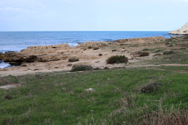 İsrail 'in kuzeyindeki Akdeniz kıyısında vahşi bir sahil. 