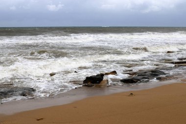 İsrail 'in kuzeyindeki Akdeniz kıyısında vahşi bir sahil. 
