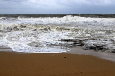 İsrail 'in kuzeyindeki Akdeniz kıyısında vahşi bir sahil. 