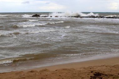 İsrail 'in kuzeyindeki Akdeniz kıyısında vahşi bir sahil. 