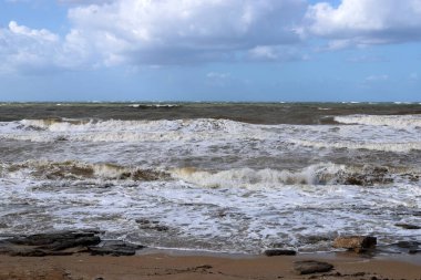 İsrail 'in kuzeyindeki Akdeniz kıyısında vahşi bir sahil. 
