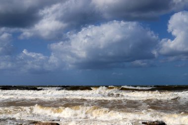 İsrail 'in kuzeyindeki Akdeniz kıyısında vahşi bir sahil. 