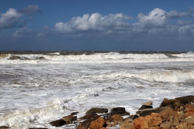İsrail 'in kuzeyindeki Akdeniz kıyısında vahşi bir sahil. 