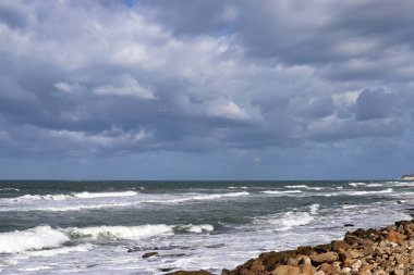 İsrail 'in kuzeyindeki Akdeniz kıyısında vahşi bir sahil. 