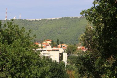 İsrail 'in kuzeyindeki Akdeniz kıyısında küçük bir kasabada kış manzarası 