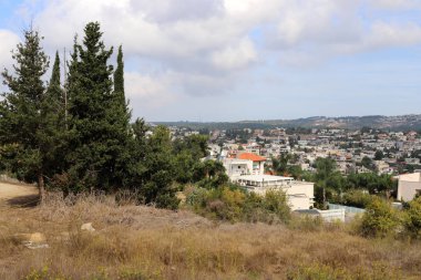 İsrail 'in kuzeyindeki Akdeniz kıyısında küçük bir kasabada kış manzarası 