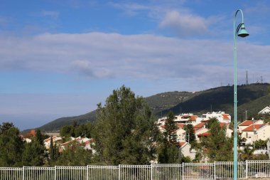 İsrail 'in kuzeyindeki Akdeniz kıyısında küçük bir kasabada kış manzarası 