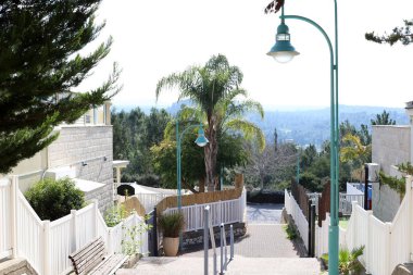 İsrail 'in kuzeyindeki Akdeniz kıyısında küçük bir kasabada kış manzarası 